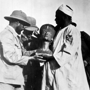 Presentation of Nefertiti bust in the place of its finding (Amarna, Prof. H. Ranke Supervising the excavation, 06.12.1912, on the occasion of a visit of Prince Johann Georg of Saxony with Pricess Mathilde). - B006081