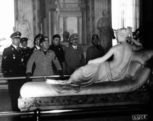 Twenty years of fascism. Trip of the Fuehrer to Italy. Mussolini, Hitler, Bianchi Bandinelli, Ciano and a German authority admire the Paolina Borghese, a sculptural work by Antonio Canova. Borghese Gallery in Rome, 07.05.1938 - L000004