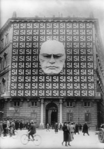 Propaganda sulla facciata Palazzo Braschi a Roma. 28 marzo 1934.
