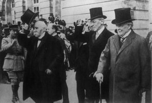 I tre grandi di Versailles: (da sinistra a destra) Georges Clemenceau, Thomas Woodrow Wilson e David Lloyd George. Versailles, 1919.