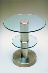 'Tavolino 1932' con dischi in cristallo e fusto in alpacca. Produttore: Fontana Arte