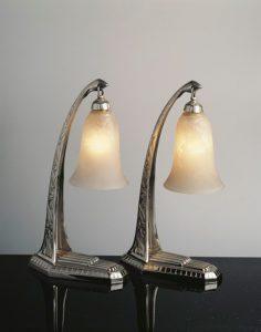 Coppia di lampade da tavolo con base in bronzo argentato e tulipe in pasta di vetro bianca. 1925