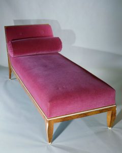 Art Deco style rest bed, 1916. Structure in amboina wood, upholstered in red velvet.