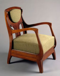 Poltrona in stile Liberty, 1920. Struttura in legno, seduta imbottita rivestita in tessuto.