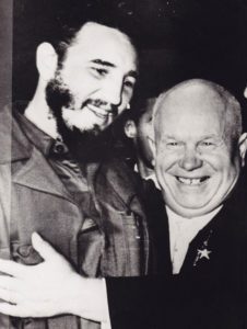 Fidel Castro e Nikita Krushchev insieme durante un meeting a New York