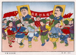 Parata di bambini Cinesi con bandiere e stendardi dei loro due eroi: Mao e Stalin. Propaganda xilografia- 1951