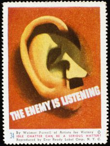 Poster design per francobollo, Il nemico ascolta. Si vede un orecchio che diventa un profilo di Adolf Hitler ​in effetto trompe l'oeil; di Weimer Pursell. 1940s