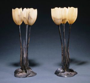 Due lampade da tavolo in bronzo patinato scuro e alabastro
