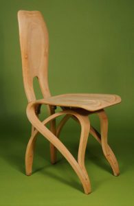 Una sedia in legno curvato e laminato frassino a 10 strati prodotta da Apelli e Varesio