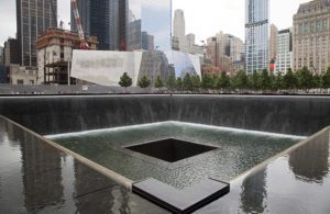 Memoriale 11 settembre 2001. Una delle due piscine che formano il memoriale all'11 settembre nella citta' di New York, situato dove si ergevano le torri gemelle.