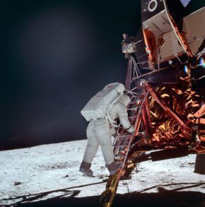 Apollo 11 atterraggio sulla luna il 21 luglio 1969. L'astronatua americano Buzz Aldrin scende la scaletta e atterra sula superficie della luna.