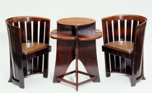 Tavolo e sedie Domino. Glasgow, Scozia, 1907 ca. Quercia e pelle sintetica