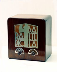 Radio Balilla' Radio italiana della marca CGE del 1938 con il fascio, simbolo di potere. Propaganda Fascista italiana