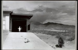 Garry Winogrand, Albuquerque, New Mexico, bambino in piedi nella porta di un garage, 1957 - 0126048