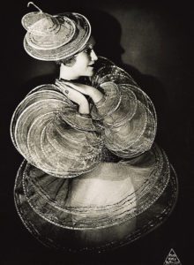 Erni Kniepert, "Etheric Wave" fantasy costume, Fotografia di Kitty Hoffmann, 1935 - AA02304