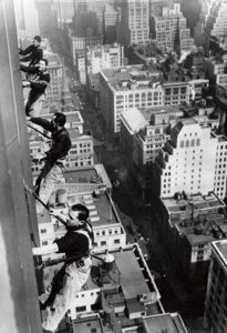 Window Cleaner doing their work in New-York. USA. Photograph. Around 1930. - AA02618