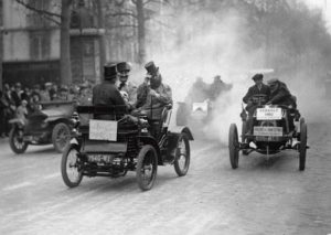Parata con veicoli storici dal 1700 al 1932 a Parigi, foto anni trenta - AA03123