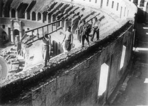 Operai nel restauro e pulizia del Colosseo, Roma1930 - AA11316