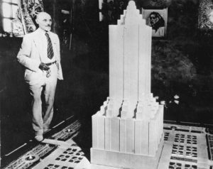 Architekturmodell. Skyscraper record. Architect Henri Rush with his huge model. Saint Louis. United States. Photograph. - AA28902