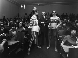 Pierre Cardin: sfilata di moda all'Università di Bonn, 12 marzo 1970