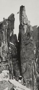 Alcuni esperti alpinisti si esercitano nella discesa in corda doppia, fotografia tratta dalla rivista L'Illustration, anno LXXI, n 3672, 12 luglio 1913. - BA57263