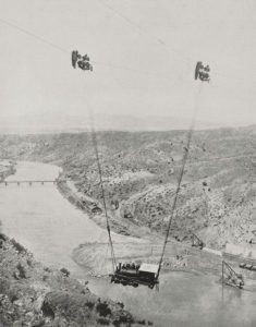 Una locomotiva è trasportata attraverso cavi sospesi sopra il fiume Rio Grande, Nuovo Messico, Stati Uniti d'America, fotografia tratta dalla rivista L'Illustration, anno LXXI, n 3689, 8 novembre 1913. - BA57318