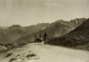 Il ciclista italiano Ottavio Bottecchia (1894-1927) in cima al Colle dell'Izoard, Francia, durante il Tour de France, fotografia tratta dalla rivista L'Illustration, anno LXXXII, n 4247, 26 luglio 1924. - BA58174