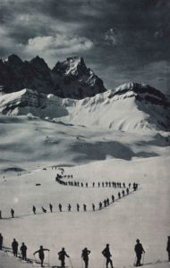 Le Fiamme Gialle alternano il presidio dei confini alpini alle esercitazioni alpinistiche, fotografia tratta da L'Illustrazione Italiana, anno LXI, n 9, 4 marzo 1934 - BA60988
