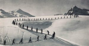 Fiamme Gialle alternano la difesa dei confini alpini e l'esercizio di scalata, foto dall'illustrazione Italiana, anno LXI, n 9, Marzo 4, 1934 - BA60989