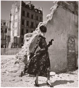Louise Dahl-Wolfe, Woman in flowered dress standing by crumbled wall, Paris 1947. Collection Center for Creative Photography, The University of Arizona Foundation, Tucson (Arizona), USA