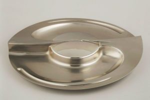 Carmelo Cappello, Circular horizontal silver tray. Archivio Storico Alessi, Crusinallo, Italia