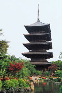 La pagoda a cinque piani nei giardini del tempio Toji, Kyoto, Kansai, Giappone, IX secolo.