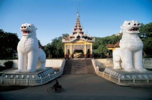 Porta della collina sacra di Mandalay, Burma con le statue di draghi Myanmar – Mandalay