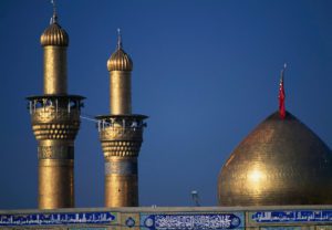 Minareti e cupola dorata del mausoleo o moschea dell'Imam Hussein, Karbala - Iraq