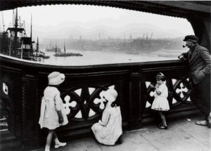 George Davison Reid, People look at the Thames from Tower Bridge in the City of London, 1930 - H330416