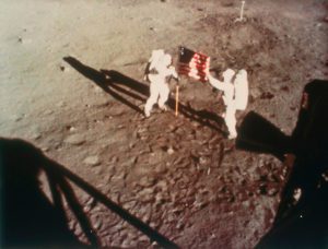 Armstrong e Aldrin spiegano la bandiera degli Stati Uniti sulla luna, 1969. Science Archive - Oxford Gran Bretagna