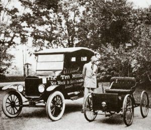Ford (1863-1947) con la sua prima macchina e la sua 10 milionesima, una Model T. Stapleton Historical Collection - Londra Gran Bretagna