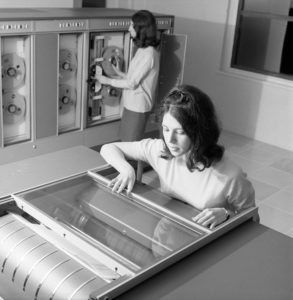 In una fotografia scattata per l'Ufficio centrale delle informazioni, una segretaria controlla la stampa dal computer. Walter's Industrial Archive Gran Bretagna