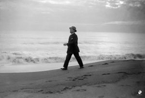 Mussolini cammina a passo spedito in riva al mare Ostia, 1928 - L316130