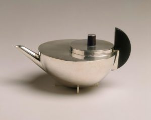 Marianne Brandt, Recipiente per infusione e filtro da te', 1924 ca. Argento e ebano. Metropolitan Museum of Art, New York, USA