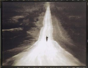 Michael Rovner,Confine-#8, 1997-1998. foto bianco e nero strada solitaria elunga uomo solo distante