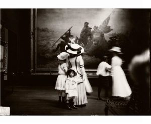 Alcuni visitatori che osservano il quadro di Emanuel Leutze raffigurante Washington che attraversa il Delaware, 1851, 1900 ca.The Metropolitan Museum of Art, New York, NY -ME02010