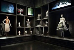 The Metropolitan Museum of Art, interni, vista della galleria della mostra speciale, 'Alexander McQueen: Savage Beauty', 2011. Metropolitan Museum of Art, New York, USA