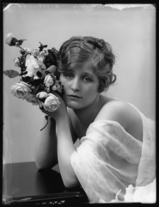 foto in bianco e nero dell'attrice Beatrice Sinclair scattata da Bassano nel 1914