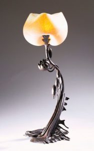 Louis Majorelle e Daum Brothers, Raffinata ed importante lampada da tavolo in vetro intagliato a ruota e bronzo. Christie's Images Limited
