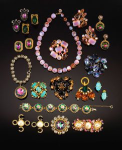Una selezione di bigiotteria tra cui collane e orecchini a clip di Schiaparelli e Chanel. XX secolo.