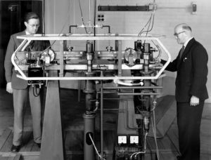 Orologio atomico al cesio. I fisici Jack Parry (a sinistra) e Louis Essen (a destra) National Physical Laboratory, Teddington Gran Bretagna
