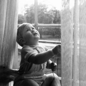 Cecil Beaton, Foto in bianco e nero del Principe Carlo da bambino a Clarence House, 1950 - VA01087