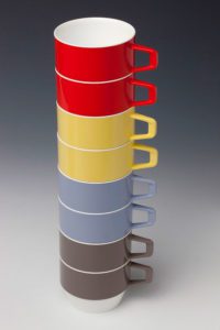 David Harman Powell, Tazze della serie di utensili da cucina in plastica impilabili, 1967-68. Victoria & Albert Museum, Londra, Gran Bretagna