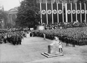XI. Olympic Summer Games in Berlin in 1936: The finisher lights the olympic fire with his torch in the Lustgasse. 1st of August 1936. - AA01787
